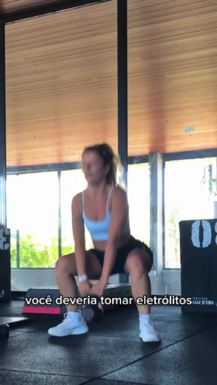 Mulher treinando na academia