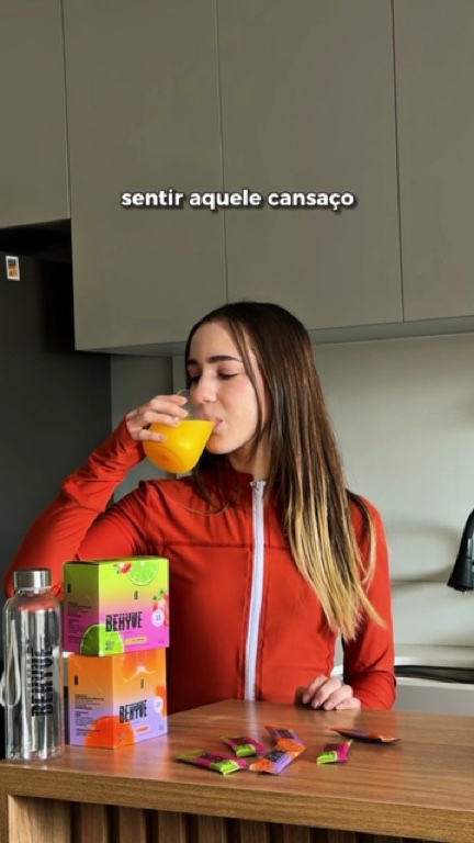 Mulher preparando o sachê na cozinha
