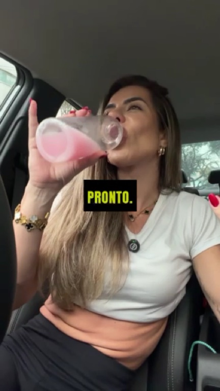 Mulher bebendo BEHYVE no carro