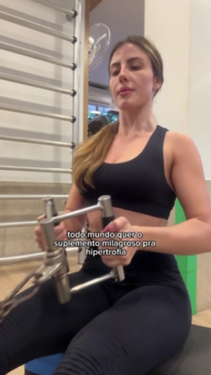 Mulher treinando em aparelho de academia